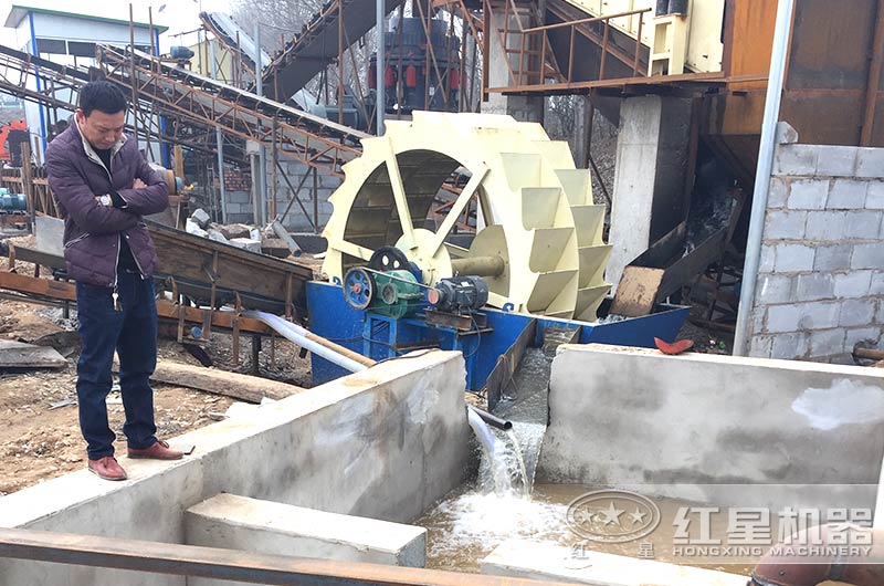 洗沙機作業(yè)現(xiàn)場，配置沉淀池