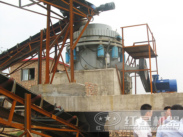 圓錐破碎機(jī)破碎現(xiàn)場(chǎng) 圓錐破碎機(jī)破碎現(xiàn)場(chǎng)