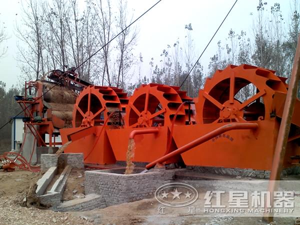 洗砂機(jī)工作現(xiàn)場(chǎng) 洗砂機(jī)工作現(xiàn)場(chǎng)