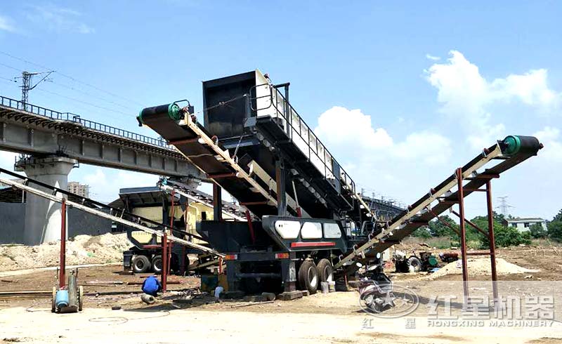 自制移動(dòng)破碎機(jī)現(xiàn)場作業(yè)