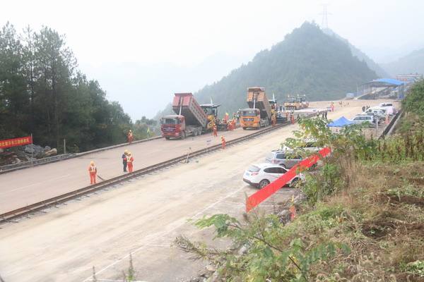 公路碎石鋪設(shè)現(xiàn)場