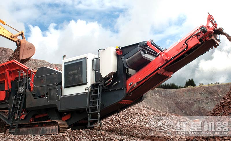 正在工作的移動式建筑垃圾粉碎機(jī)