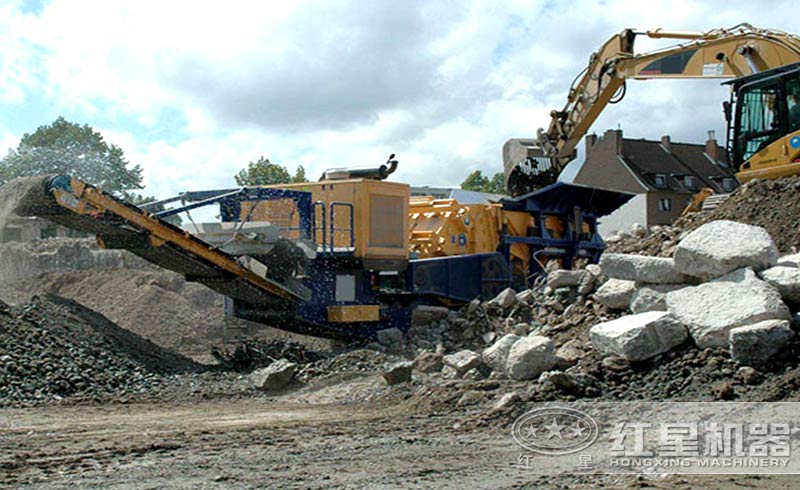 運作中的移動式建筑垃圾粉碎機(jī)