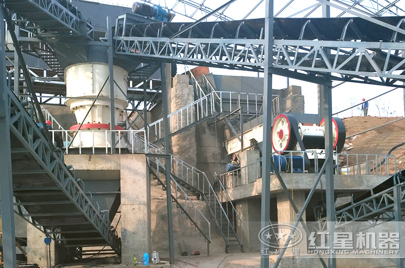 大型破石機(jī)工作現(xiàn)場(chǎng)圖片