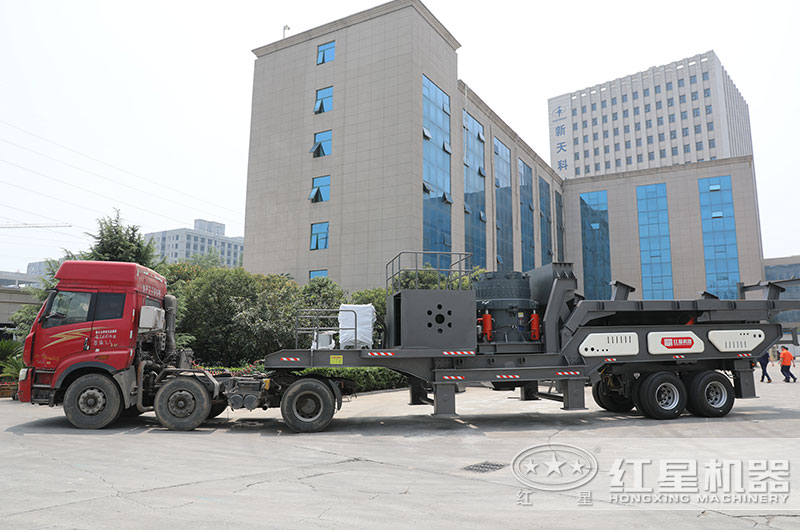 移動(dòng)破碎機(jī)直接開(kāi)往客戶現(xiàn)場(chǎng) 移動(dòng)破碎機(jī)直接開(kāi)往客戶現(xiàn)場(chǎng)