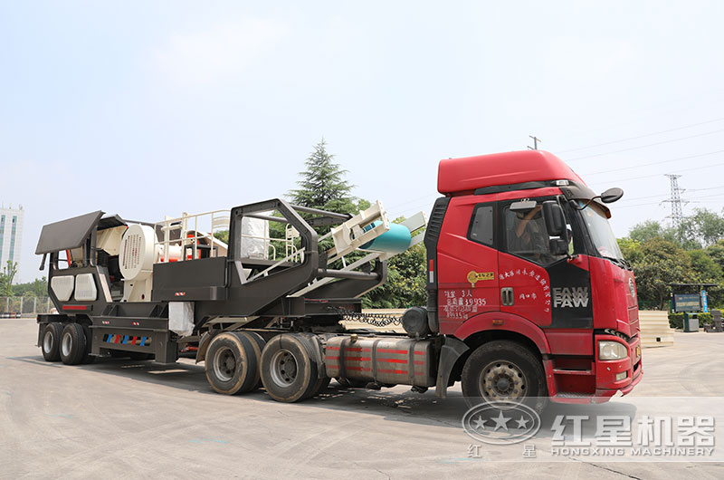 移動式瀝青破碎機(jī)直接開往客戶現(xiàn)場 移動式瀝青破碎機(jī)直接開往客戶現(xiàn)場