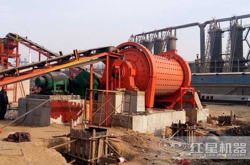 球磨機(jī)工作現(xiàn)場(chǎng)實(shí)拍圖