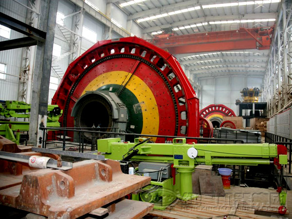 自磨機現(xiàn)場工作圖