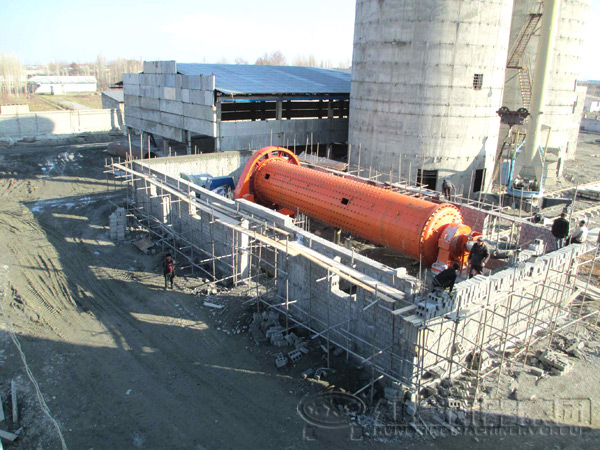 球磨機(jī)安裝現(xiàn)場(chǎng) 球磨機(jī)安裝現(xiàn)場(chǎng)