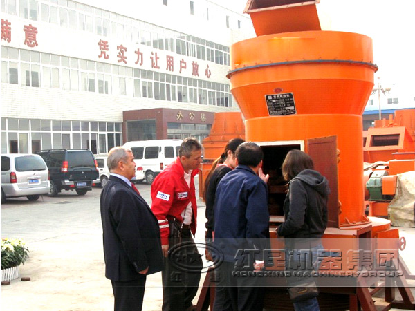 客戶來廠參觀白灰雷蒙磨