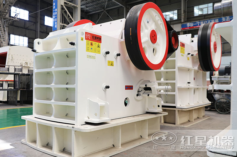 顎式碎石機(jī)圖片