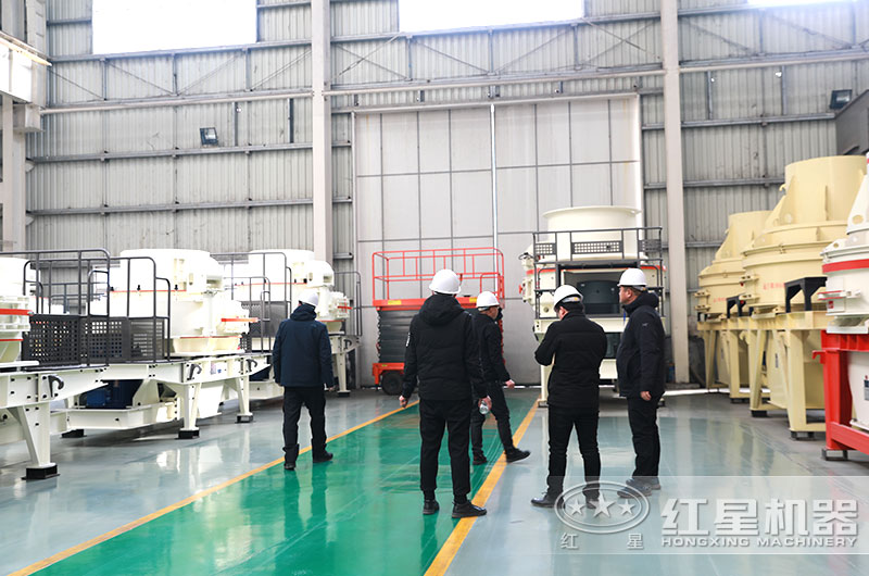 客戶到廠考察石頭制砂機(jī) 客戶到廠考察石頭制砂機(jī)