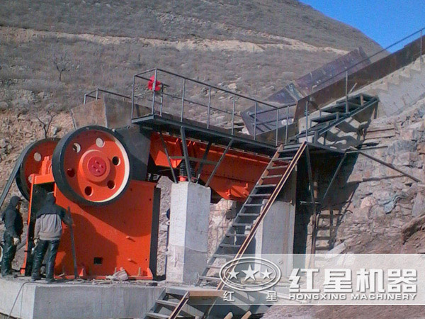 46鄂式破碎機(jī)現(xiàn)場工作圖
