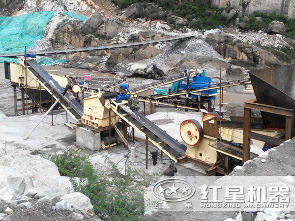 鄂式破碎機(jī)現(xiàn)場工作圖