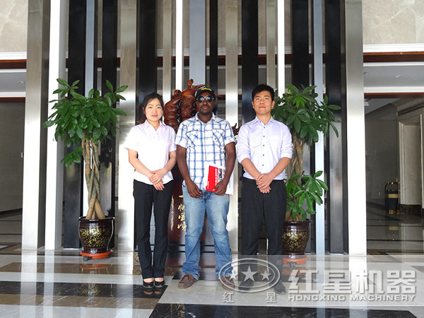紅星機(jī)器銷售人員與客戶合影 紅星機(jī)器銷售人員與客戶合影