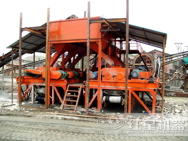 對輥式破碎機現(xiàn)場工作圖