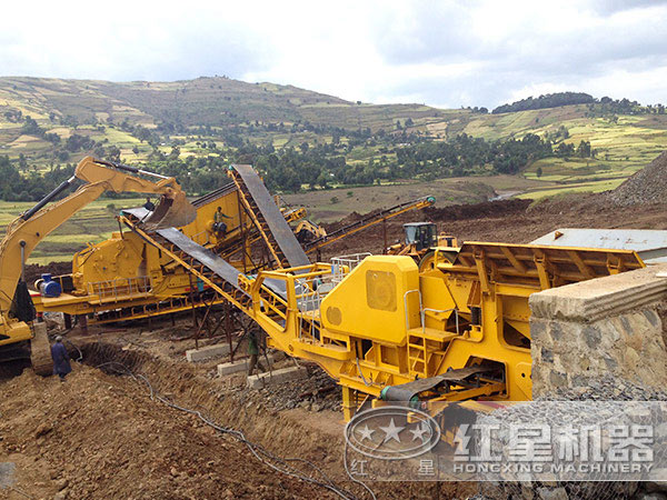 移動破碎機現(xiàn)場工作圖 移動破碎機現(xiàn)場工作圖