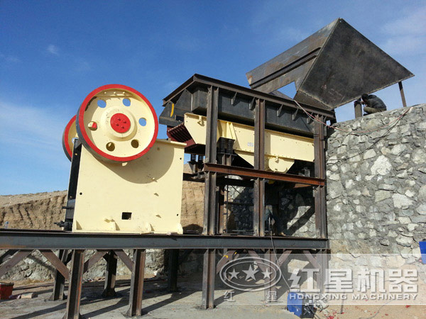 石頭顎式破碎機現(xiàn)場圖 石頭顎式破碎機現(xiàn)場圖