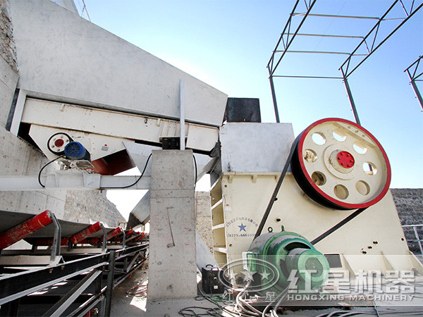 顎式砸石機(jī)客戶現(xiàn)場