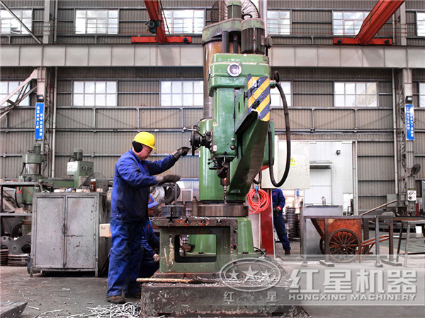 顎式碎石機的加工鑄造現(xiàn)場