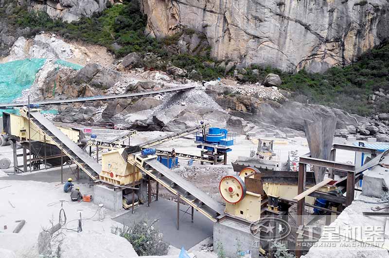 大石塊加工成石子和砂石客戶現(xiàn)場 大石塊加工成石子和砂石客戶現(xiàn)場