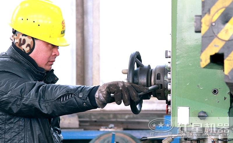 紅星機器破碎設(shè)備技術(shù)人員現(xiàn)場作業(yè) 紅星機器破碎設(shè)備技術(shù)人員現(xiàn)場作業(yè)