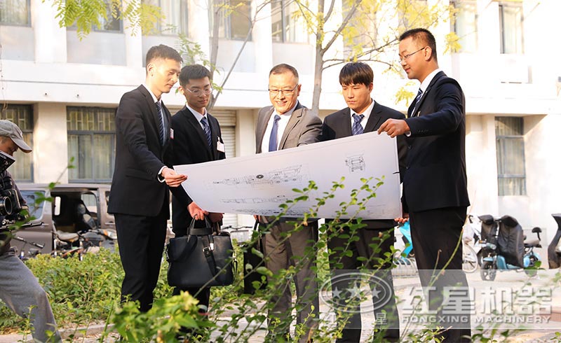 紅星技術(shù)人員為客戶定制方案 紅星技術(shù)人員為客戶定制方案