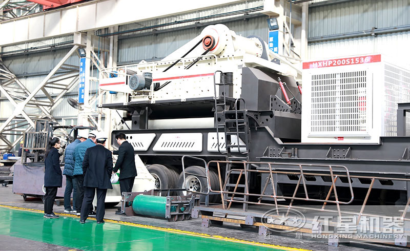 用戶參觀紅星2000噸移動打石機(jī)設(shè)備