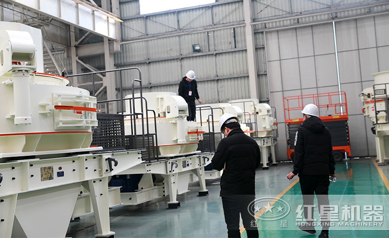 用戶參觀紅星新型環(huán)保制砂機