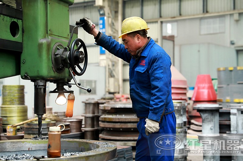 紅星車間工人作業(yè)現(xiàn)場(chǎng) 紅星車間工人作業(yè)現(xiàn)場(chǎng)