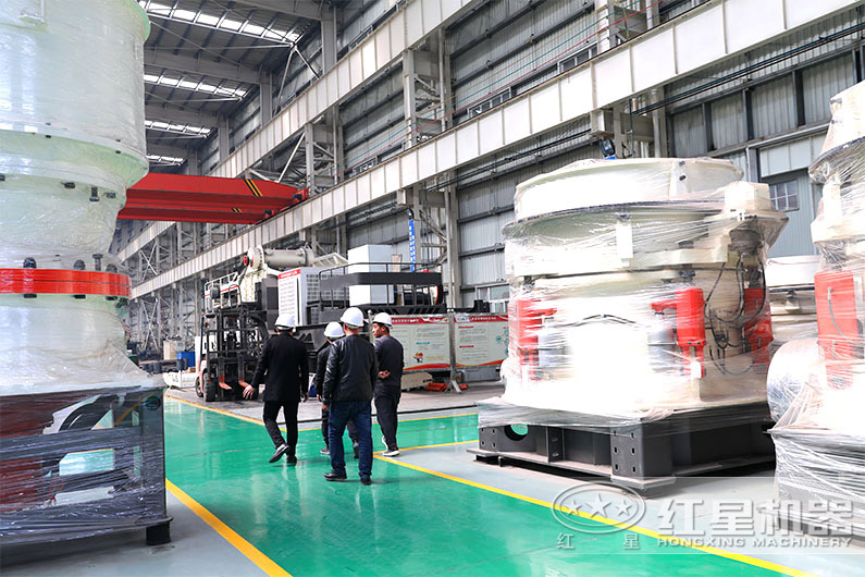 客戶參觀紅星圓錐破碎機(jī)生產(chǎn)車間