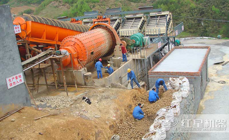 小型球磨機作業(yè)現(xiàn)場