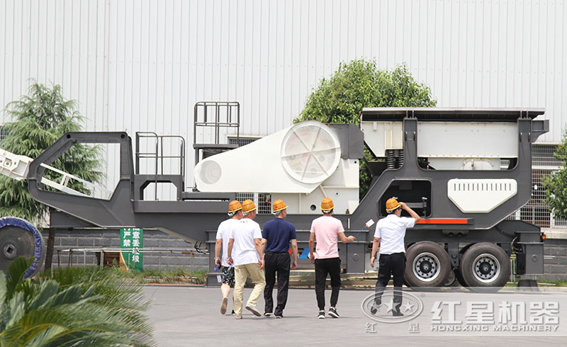 用戶在紅星機(jī)器廠區(qū)參觀車載流動(dòng)磨沙機(jī)