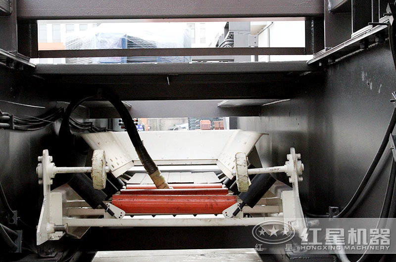 移動式小型石子破碎機內(nèi)部展示 移動式小型石子破碎機內(nèi)部展示