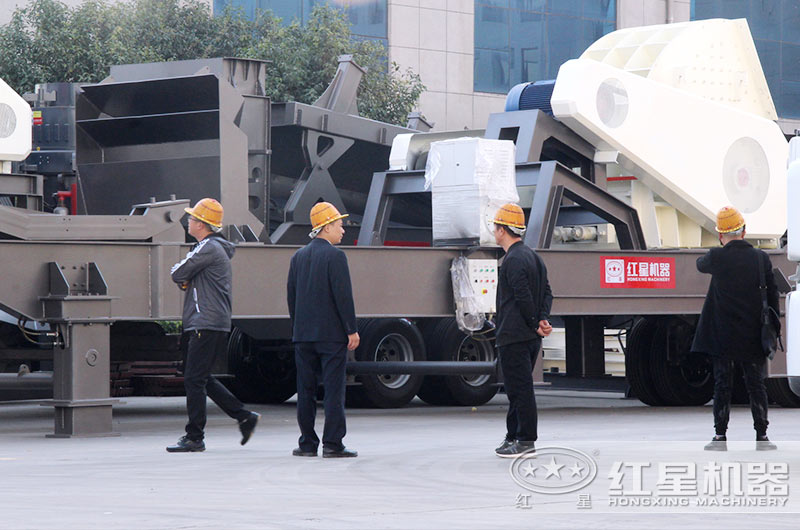 用戶參觀移動式小型石子破碎機 用戶參觀移動式小型石子破碎機
