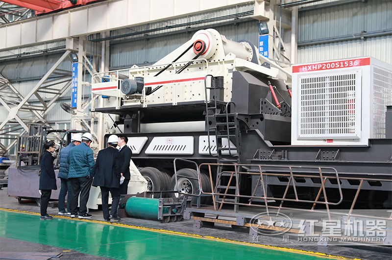 用戶參觀紅星機(jī)器移動(dòng)破碎站