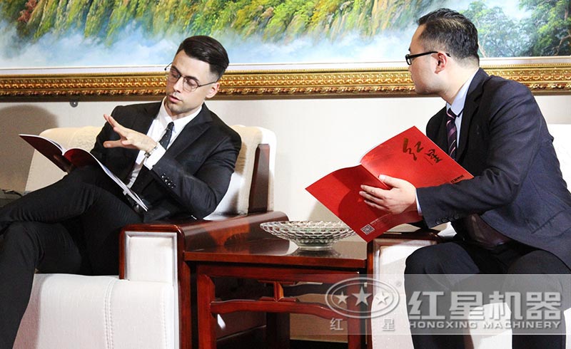 紅星機(jī)器專業(yè)工程師為客戶定制方案 紅星機(jī)器專業(yè)工程師為客戶定制方案