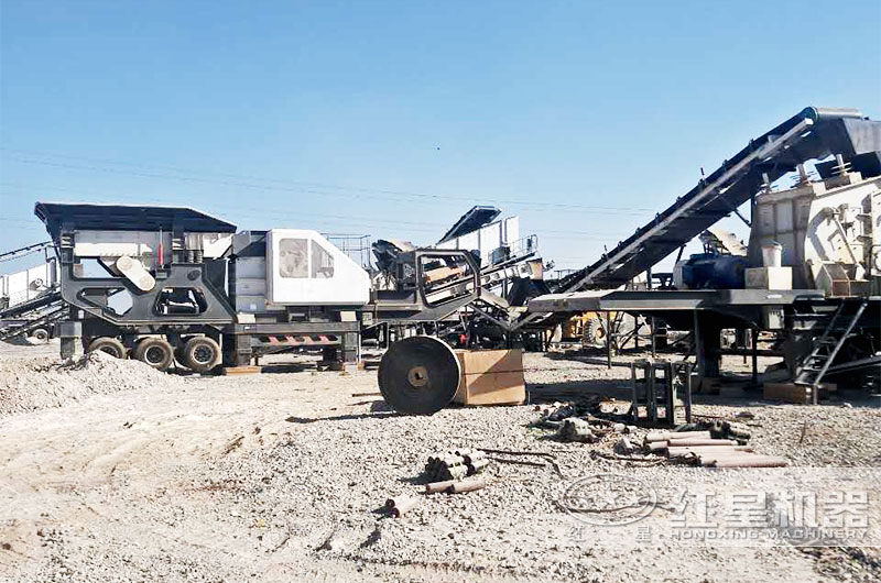 2000噸移動打石機(jī)設(shè)備作業(yè)現(xiàn)場