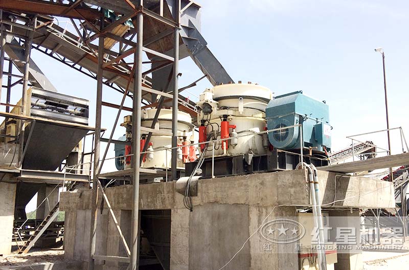 鵝卵石破碎生產(chǎn)線中的圓錐式破碎機(jī) 鵝卵石破碎生產(chǎn)線中的圓錐式破碎機(jī)