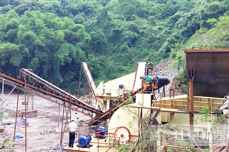 錘式破碎機(jī)現(xiàn)場(chǎng) 錘式破碎機(jī)現(xiàn)場(chǎng)