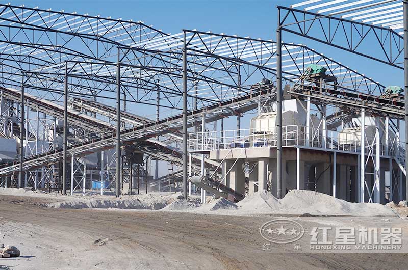 大型石頭破碎機(jī)作業(yè)現(xiàn)場 大型石頭破碎機(jī)作業(yè)現(xiàn)場