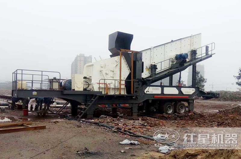 移動反擊式破碎機作業(yè)現(xiàn)場 移動反擊式破碎機作業(yè)現(xiàn)場