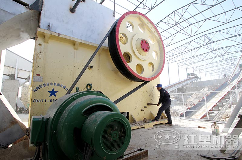 石頭破碎機作業(yè)現(xiàn)場 石頭破碎機作業(yè)現(xiàn)場