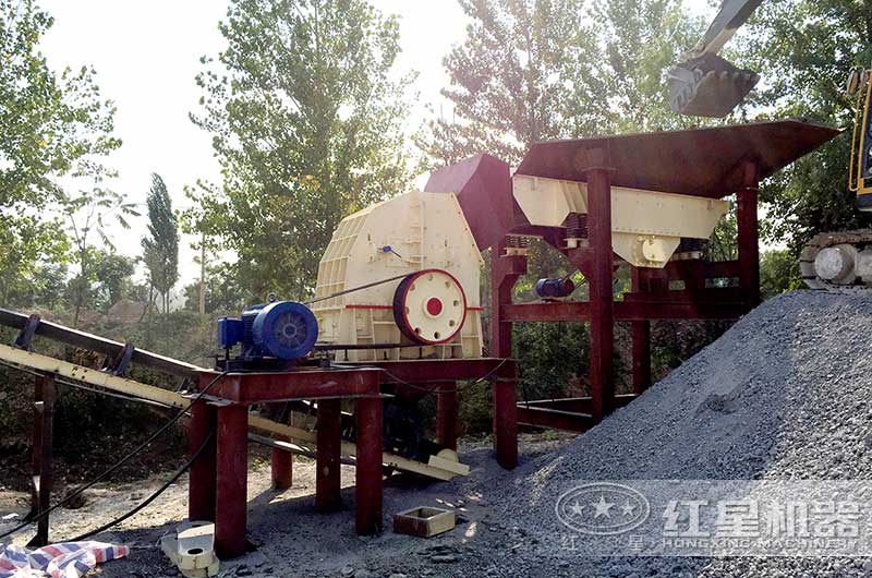 小型碎石機作業(yè)現(xiàn)場