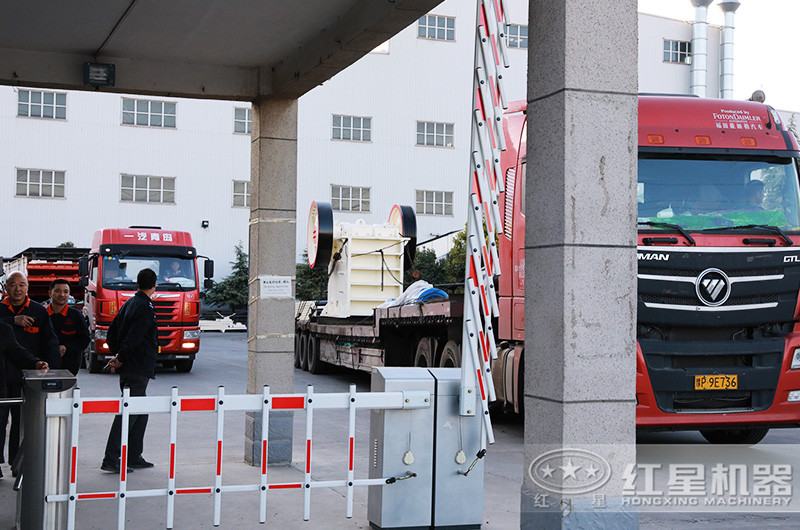 時產(chǎn)100噸石料的破碎加工設備發(fā)貨現(xiàn)場 時產(chǎn)100噸石料的破碎加工設備發(fā)貨現(xiàn)場