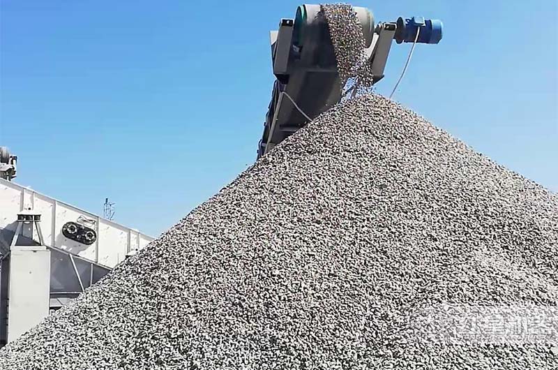 砂石生產(chǎn)線現(xiàn)場的石子成品堆 砂石生產(chǎn)線現(xiàn)場的石子成品堆