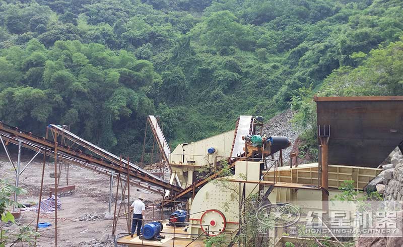 錘式破碎機(jī)生產(chǎn)現(xiàn)場(chǎng)