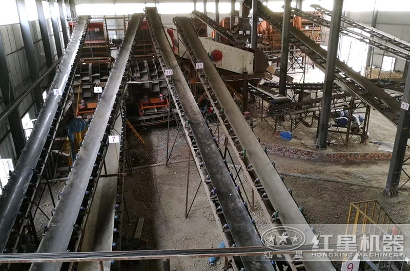 皮帶運輸機連接整個制砂現(xiàn)場