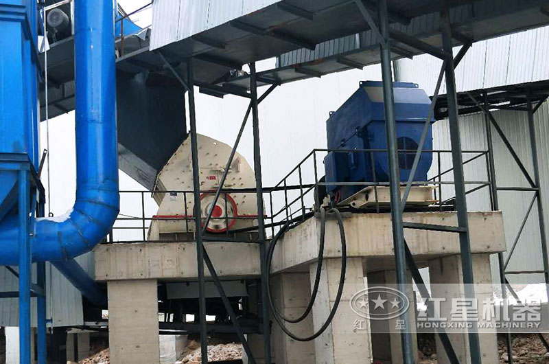 重錘破作業(yè)現(xiàn)場電機距離主機不遠(yuǎn)