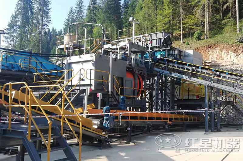 球磨機磨礦現(xiàn)場 球磨機磨礦現(xiàn)場